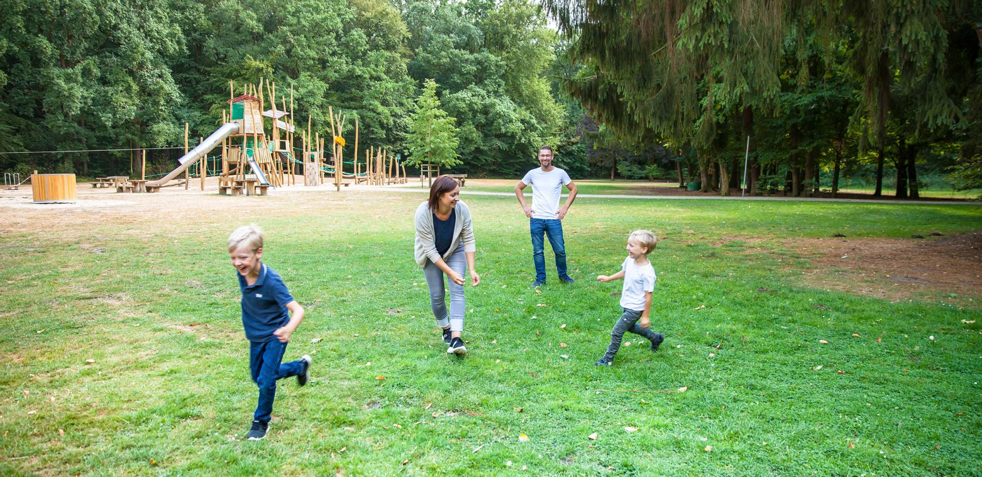 Familie im Grünen