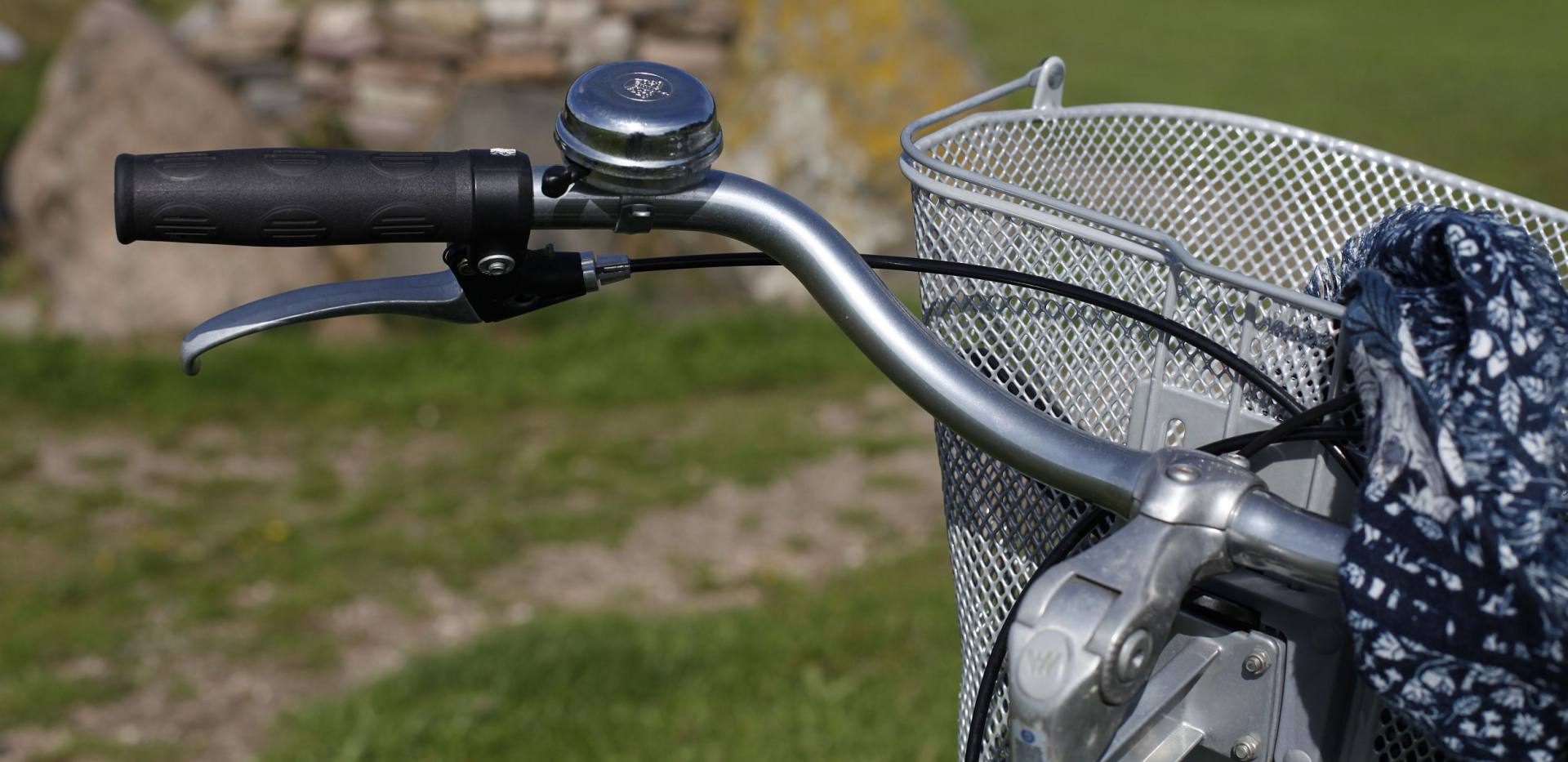 Fahrradlenker und im Hintergrund ein Großsteingrab. Fahrradlenker und im Hintergrund ein Großsteingrab.