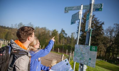 Ein Pärchen schaut sich das Knotenpunksystem im Oldenburger Münsterland an. Ein Pärchen schaut sich das Knotenpunksystem im Oldenburger Münsterland an.
