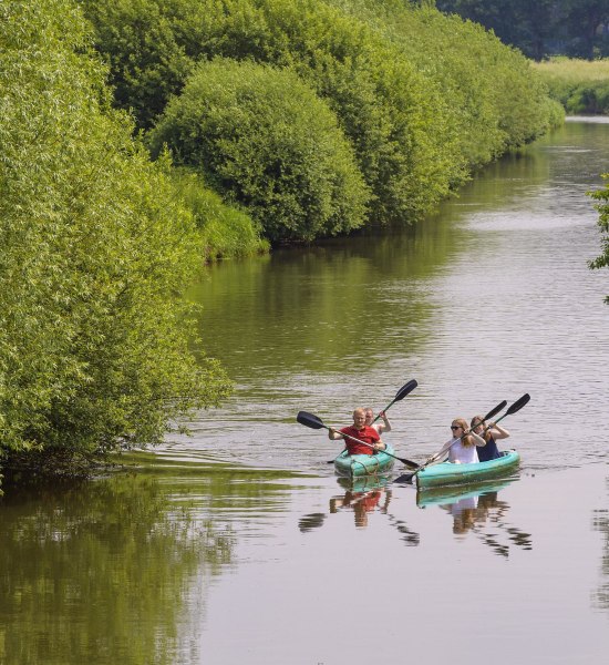 Kanufahrer auf einem Fluss im Oldenburger Münsterland