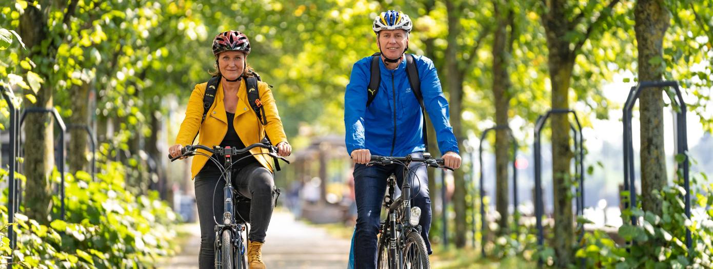 Radfahrende an der Oldenburger Hafenpromenade