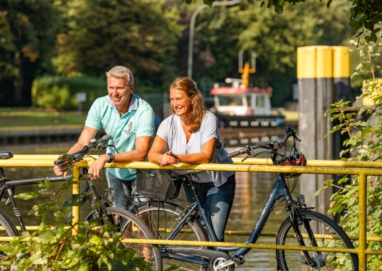 Radfahrende am Wasser in Oldenburg