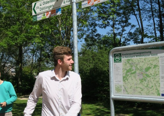 Zwei Fahrradfahrer verschaffen sich einen Ueberblick an der Uebersichtskarte des Knotenpunktsystems.