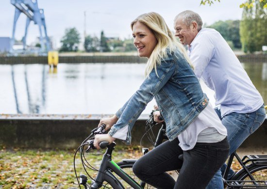 Zwei Personen fahren am Oldenburger Hafen Fahrrad