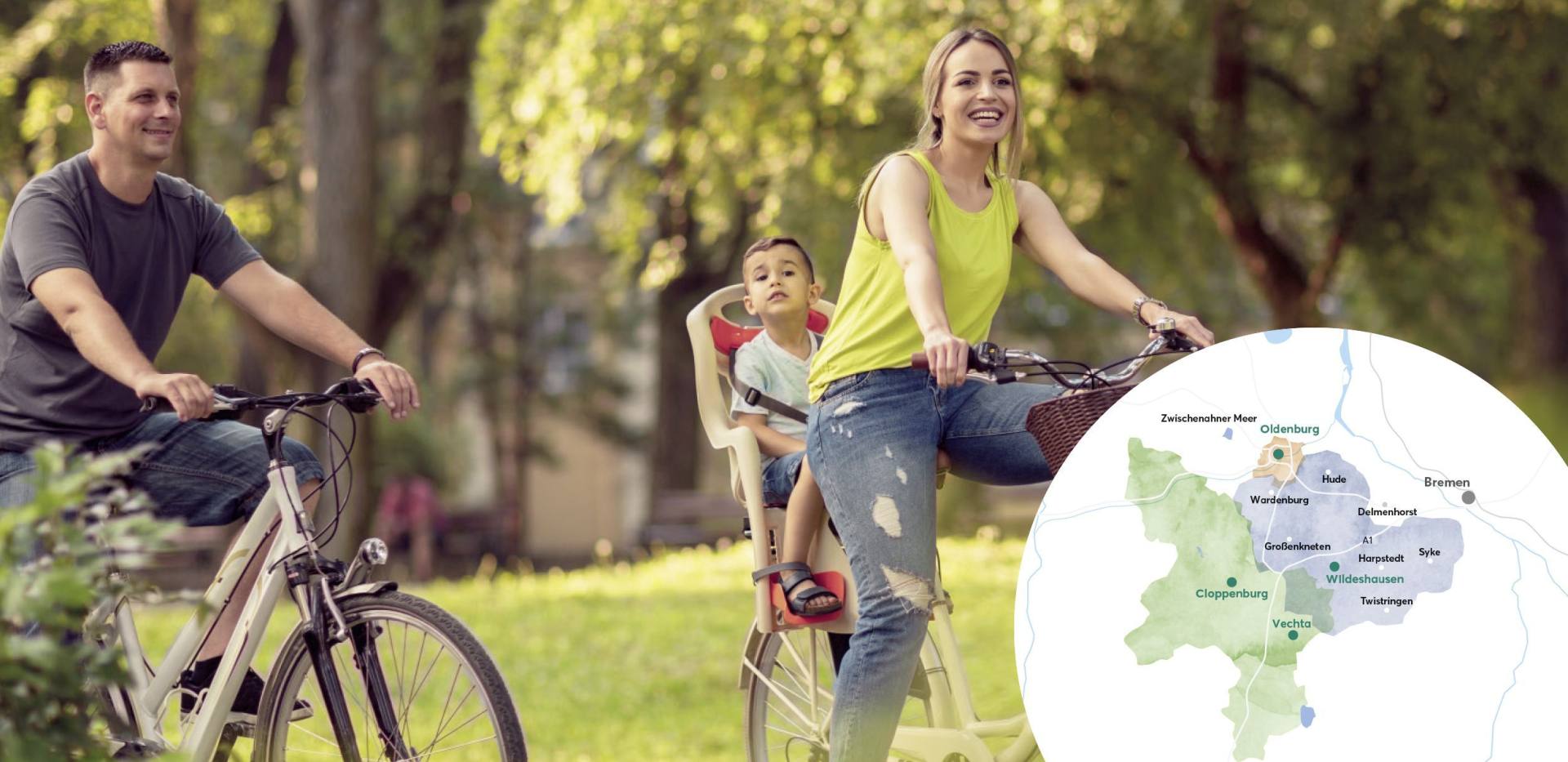 Eine Familie macht eine Fahrradtour. Ein Kartenausschnitt zeigt die Region.