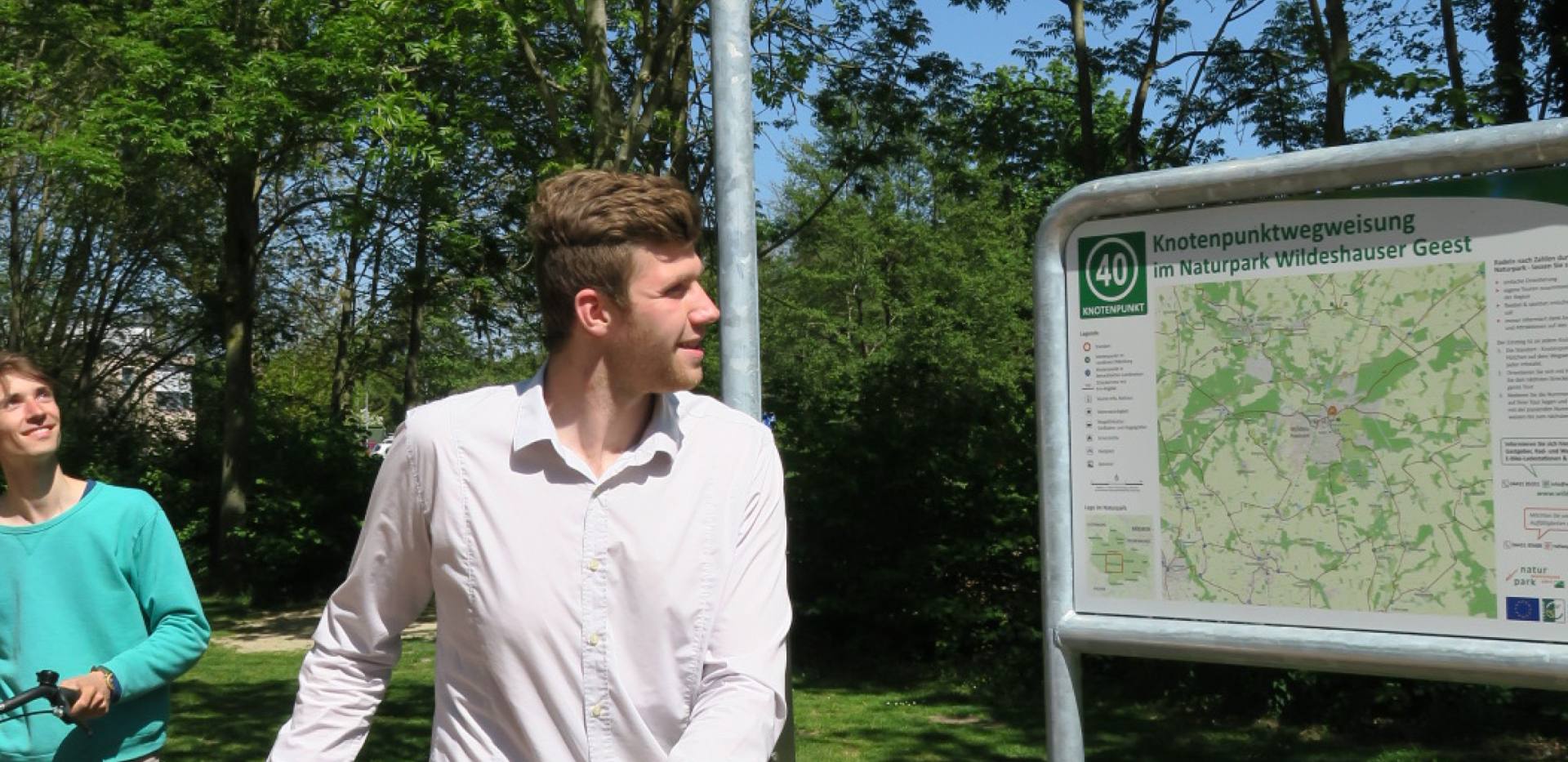 Zwei Fahrradfahrer verschaffen sich einen Ueberblick an der Uebersichtskarte des Knotenpunktsystems.